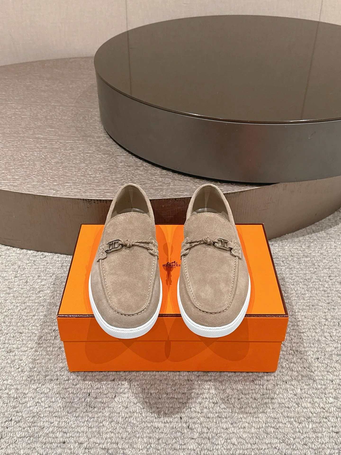 【ΗERMES】 P:540💰 Size: 39-45 (45.46. Customized) Hermes Men's Slip-on Loafers Lgnacio Series Couple's Loafers Casual Sports Shoes Original Purchase Development Made Goods This calfskin loafer is decorated with leather braiding and "Chaine d'Ancre" buckle. Fashionable nautical style loafers, ideal for land and seaside. Exquisite packaging at the delivery counter 🛍📦 Fabric: Original customized imported first-layer cowhide/cow suede Lining: Imported soft cowhide lining Sole: Original molded non-slip TPU material Bottom thickness: 2CM